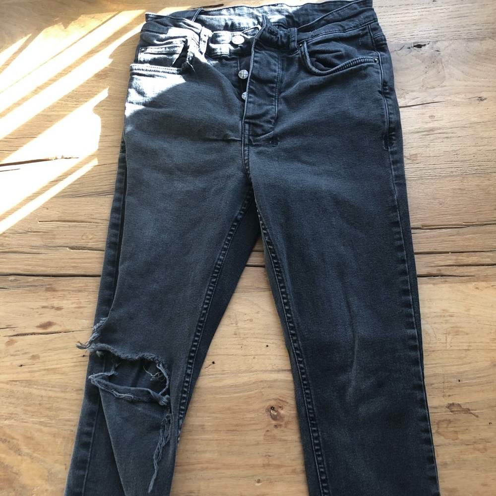 KSubi i men’s dark grey jeans.